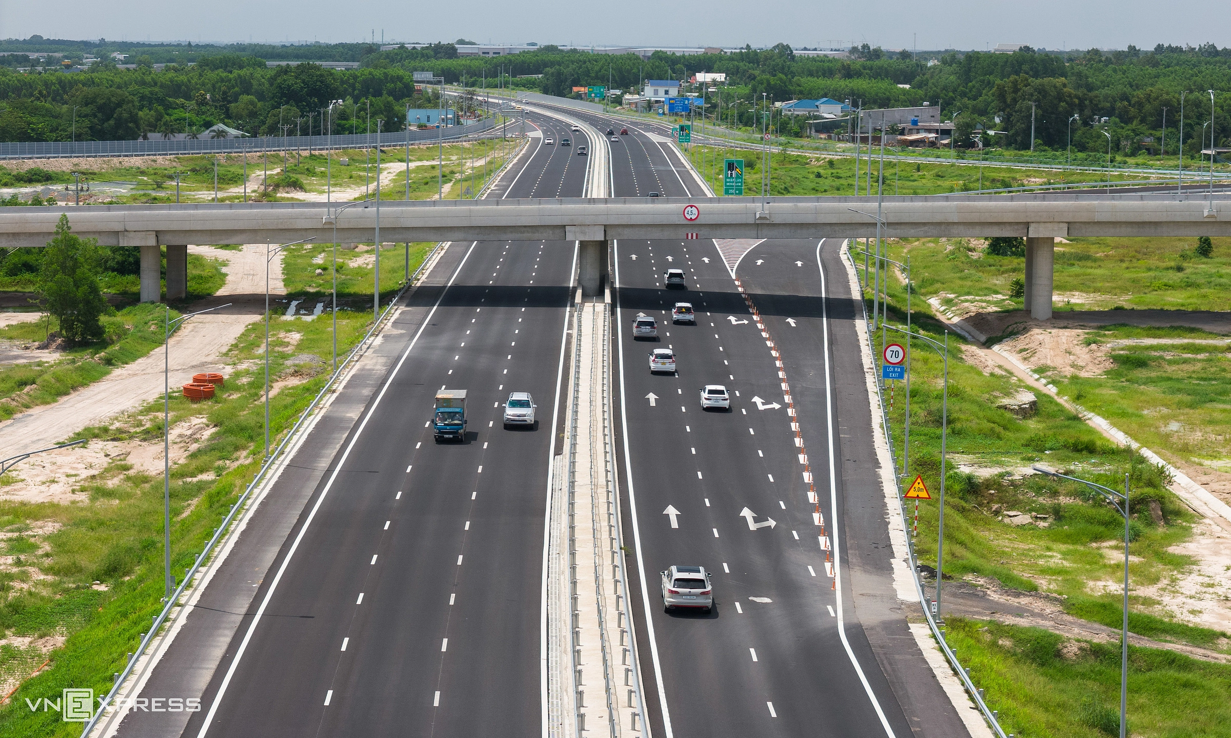 Đoạn cao tốc đi qua vùng rừng ngập mặn và nút giao Vĩnh Thanh